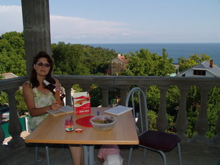 Завтрак на балконе с видом на море и горы