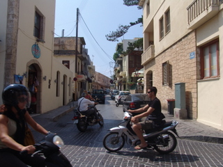 В старом городе - мотоциклы