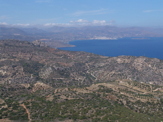 Вид от монастыря Faneromenis на  Агиос-Николаос (белеет на берегу)