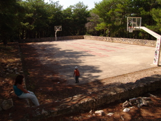 Баскетбольная площадка в лесу на окраине Ретимно
