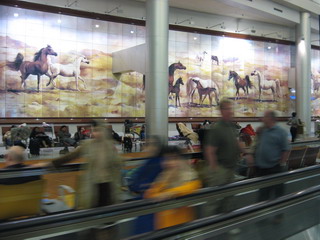 Транзитный терминал в Дубаях. Движущаяся дорожка