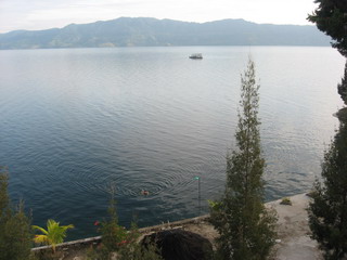 Утро на озере Тоба, купаемся