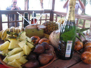 Праздничный стол к 8 марта - снейк-фрут, маракуя, мангустин, кокосы, бананы, ананасы...