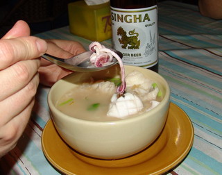 Рисовый суп с морепродуктами - Rice soup with sea food. На заднем плане - Singha beer